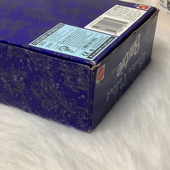 NRFB Vintage 1995 AVON ~ Winter Velvet Barbie Doll ❄️ - Picture 11 of 12